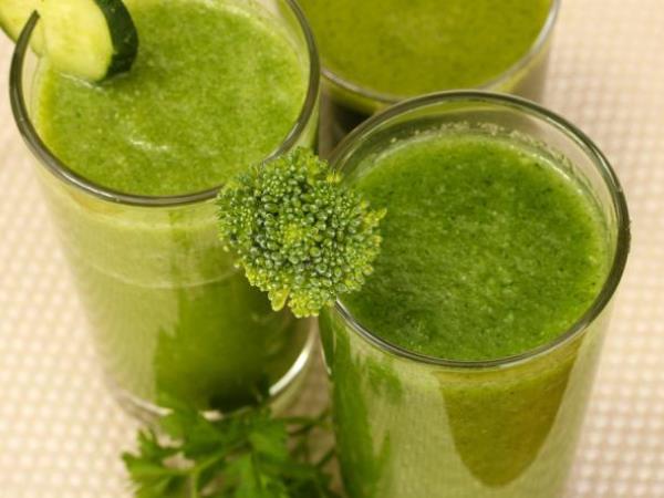 Brokolijev poletni smuti: zelenjava z več vitamina C kot pomaranča, ki telesu vrne, kar izgubi s potenjem